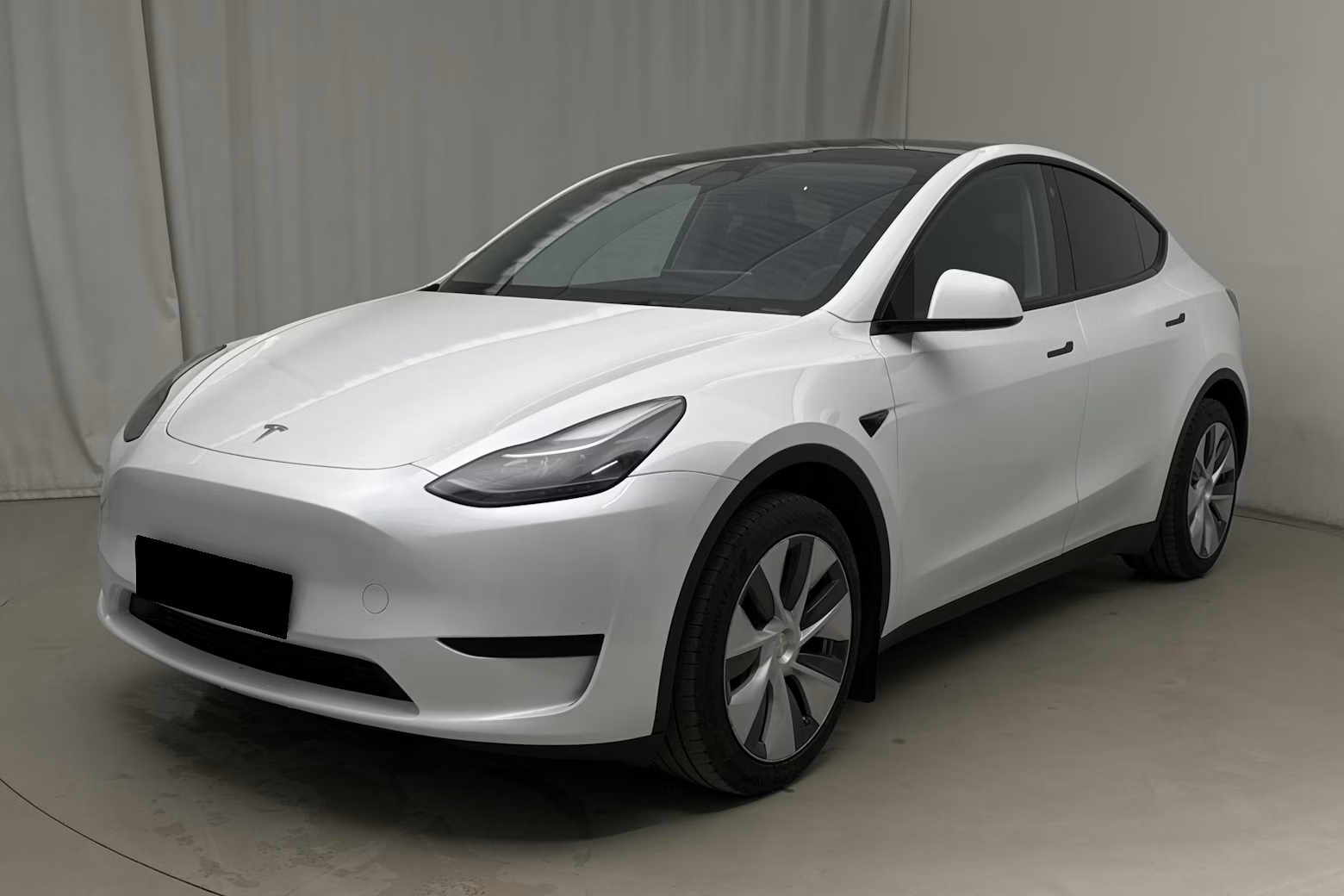 Tesla Y SR+ 2023, 141 990 km, 649 900 Kč